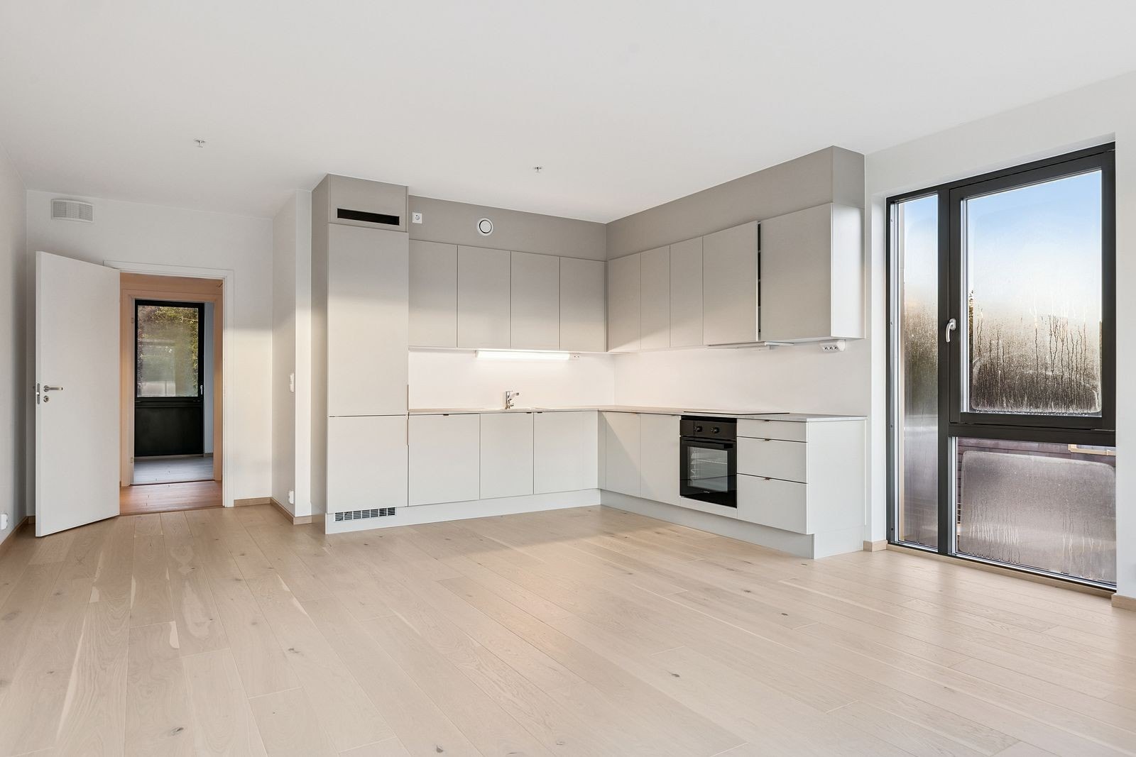 Moderne kjøkken i åpen løsning med stue. Galleribilde