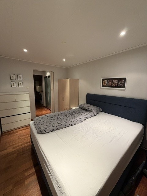 Soverom med 180cm seng, dobbelt klesskap og kommode. Galleribilde