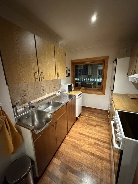 Kjøkken med kjølskap/fryseskap og oppvaskmaskin Galleribilde