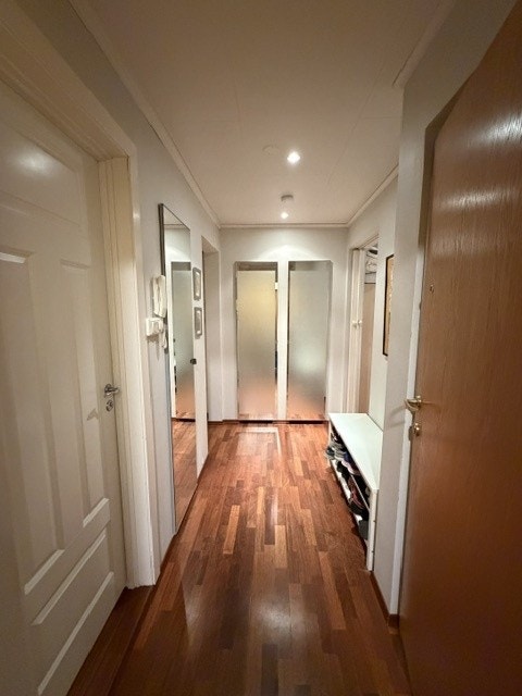 Gang med tre klesskap og skohylle Galleribilde