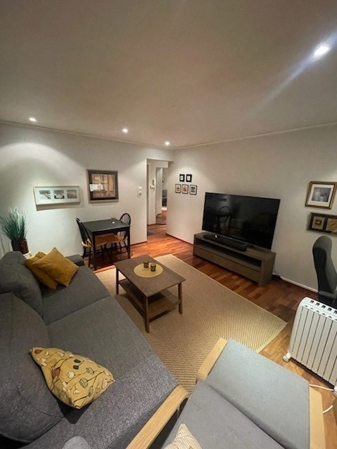 Stove med stor TV og datapult Galleribilde