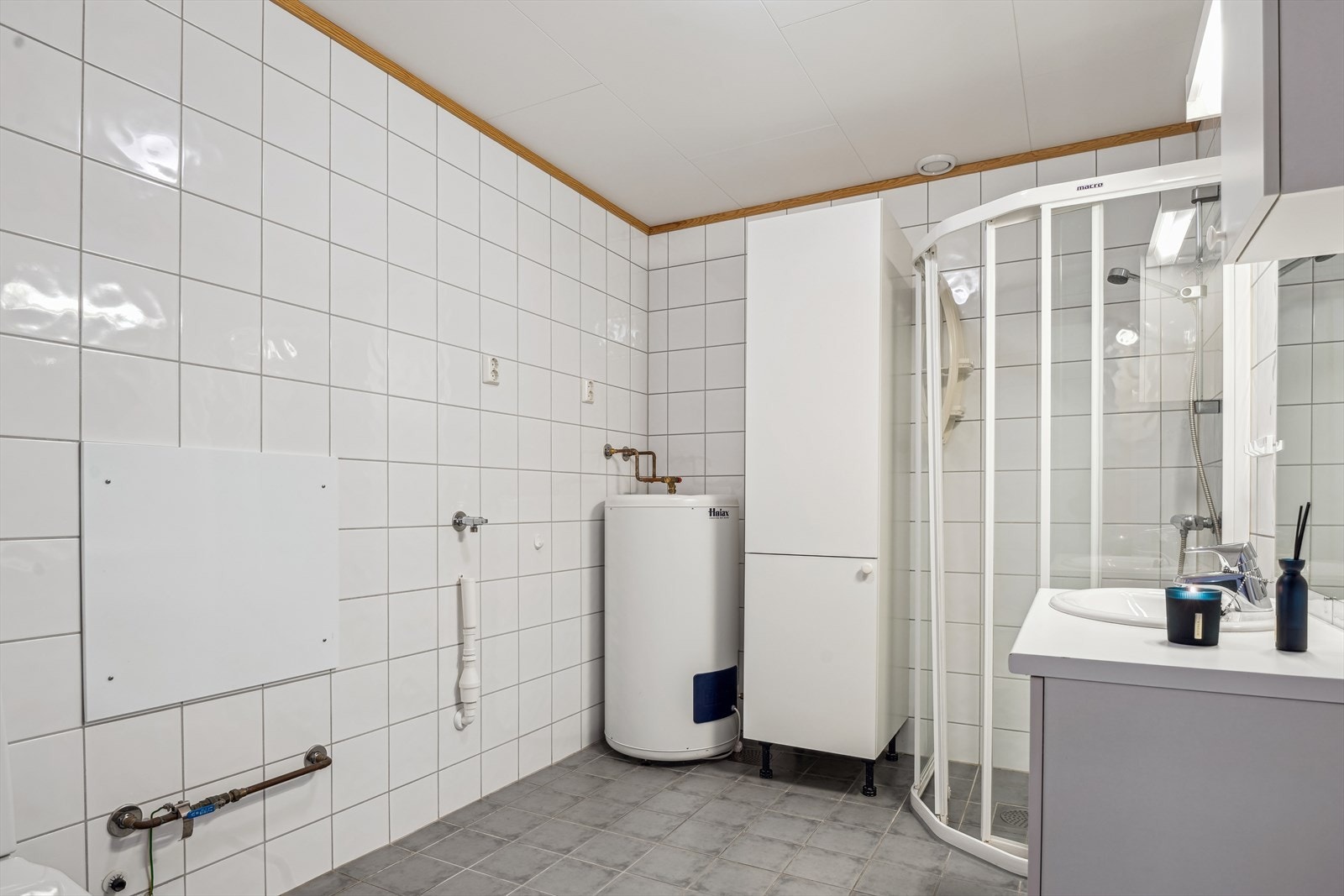 Bad med opplegg for vaskemaskin. Galleribilde