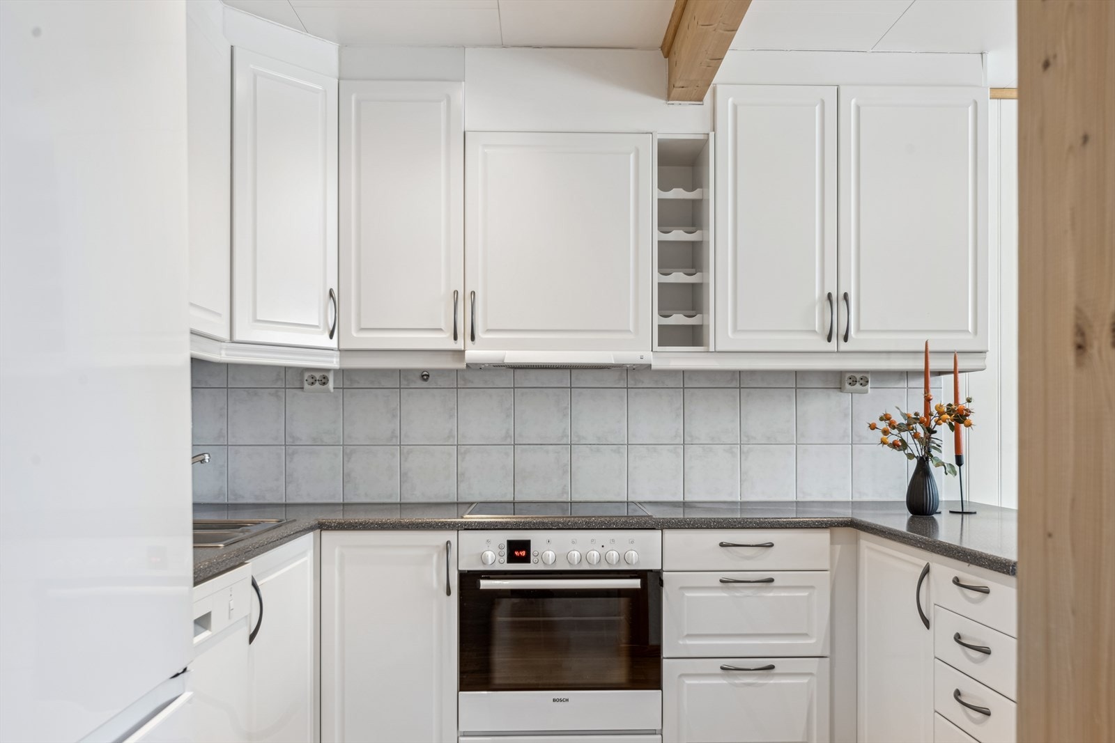 Kjøkken med god skap- og benkeplass. Galleribilde