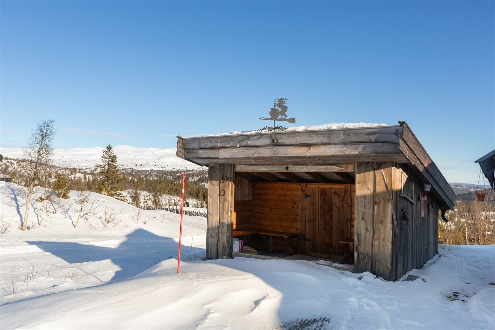 Ved innkjørselen er det oppført en koselig gapahuk med stående villmarkspanel og tak tekket med torv. En gapahuk skaper stemning året rundt og er et perfekt samlingssted. Galleribilde