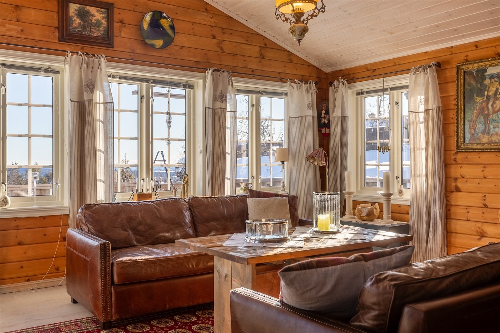 Ytre del av stua har mønet himling, noe som gir et fint hyttepreg. Galleribilde