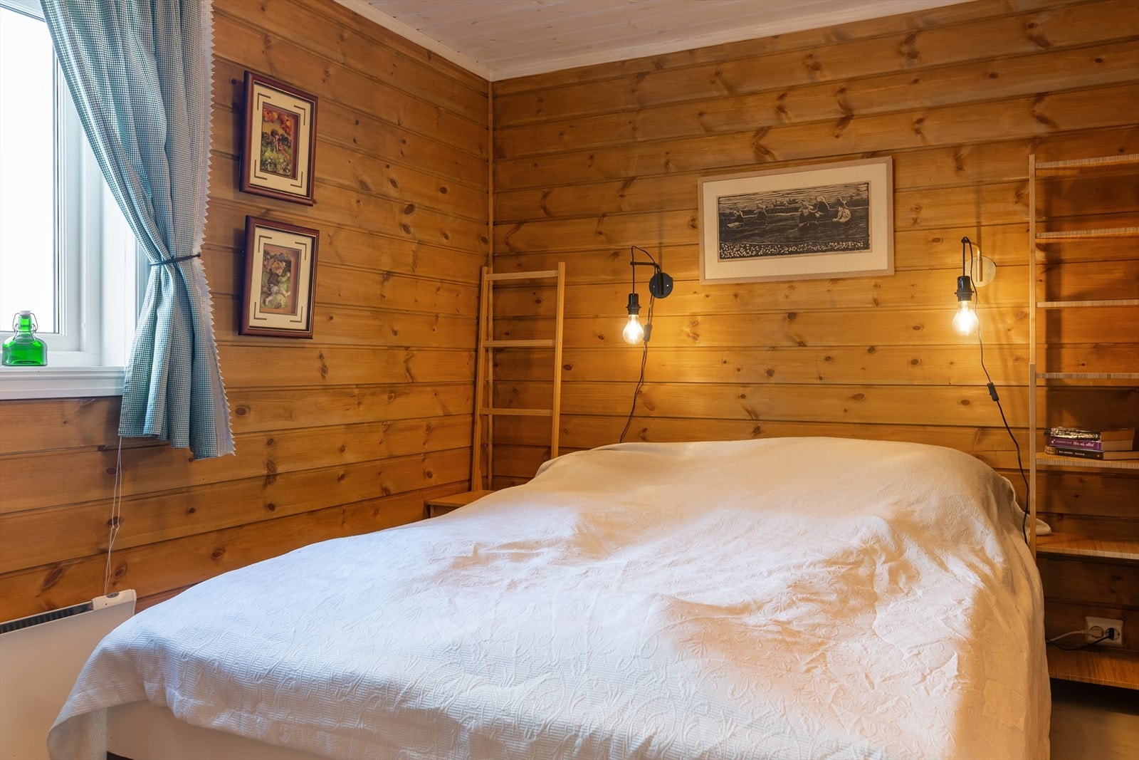 I hovedetasjen finner du to gode soverom. Det ene soverommet er innredet med dobbeltseng. Galleribilde