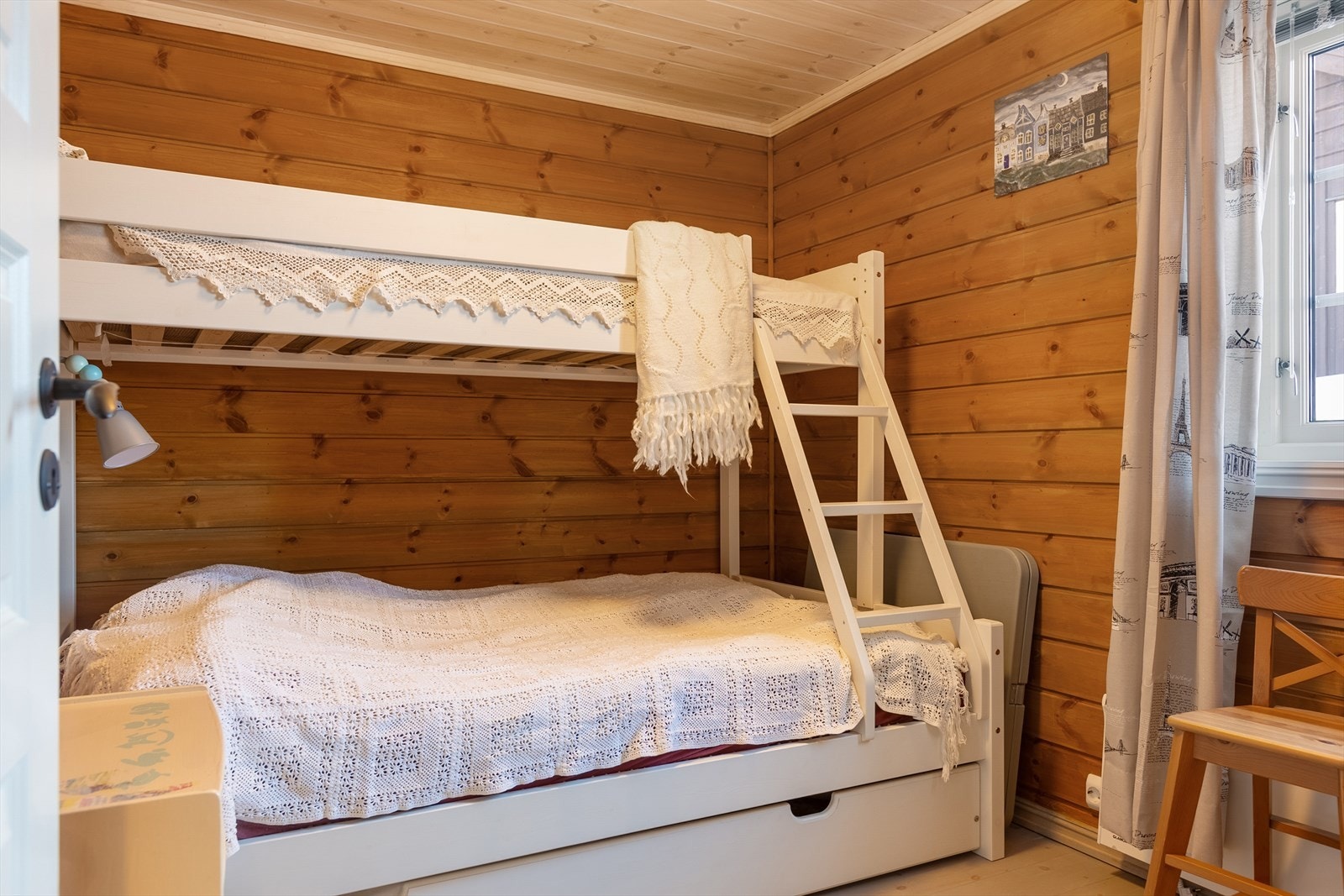 Det andre soverommet har praktisk familiekøye. Begge rom har garderobeskap med lagringsmuligheter til klær og sengetøy. Galleribilde