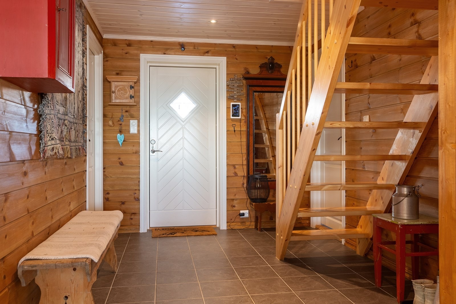 Fra gangen går det trapp opp til loftetasje/hems. Galleribilde