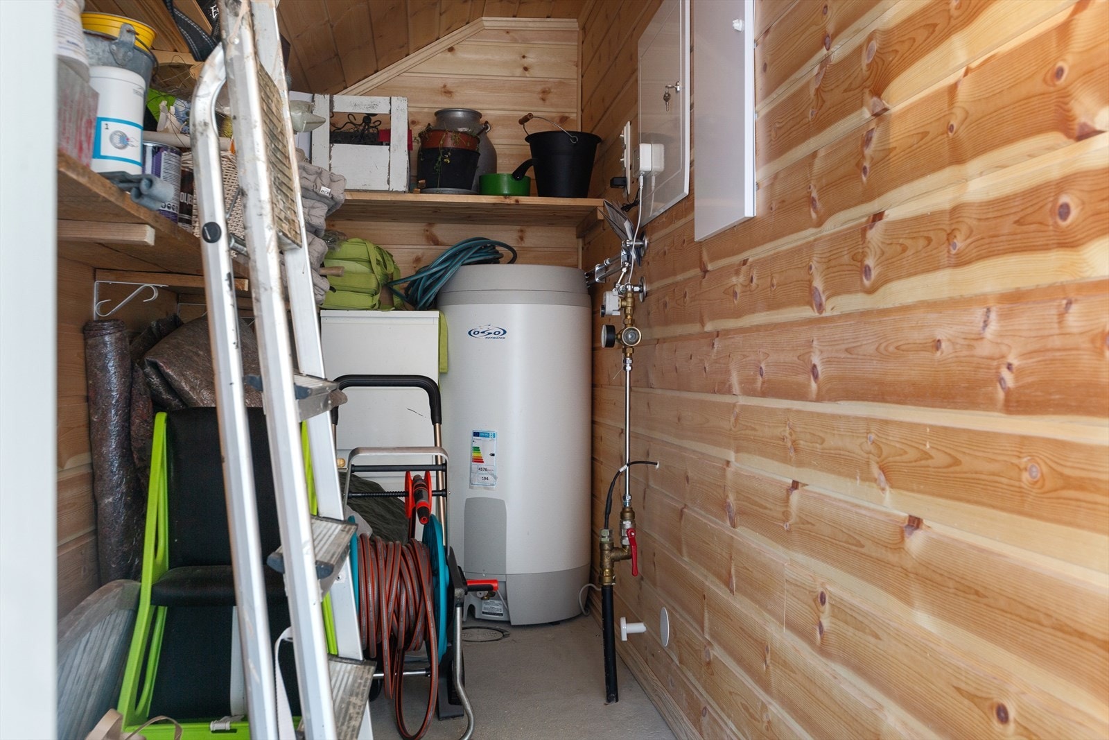 Teknisk rom med god oppbevaringsplass. Galleribilde