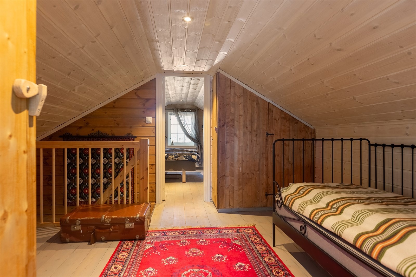 Loftetasjen tilfredsstiller ikke kravene til rom for varig opphold, da romhøyden er for lav. Selger har likevel benyttet etasjen til en hyggelig loftsstue og to fine soverom. Galleribilde