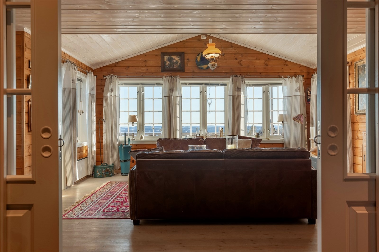 Hytta er sosial og trivelig med åpen løsning mellom stue og kjøkken/spisestue. Galleribilde