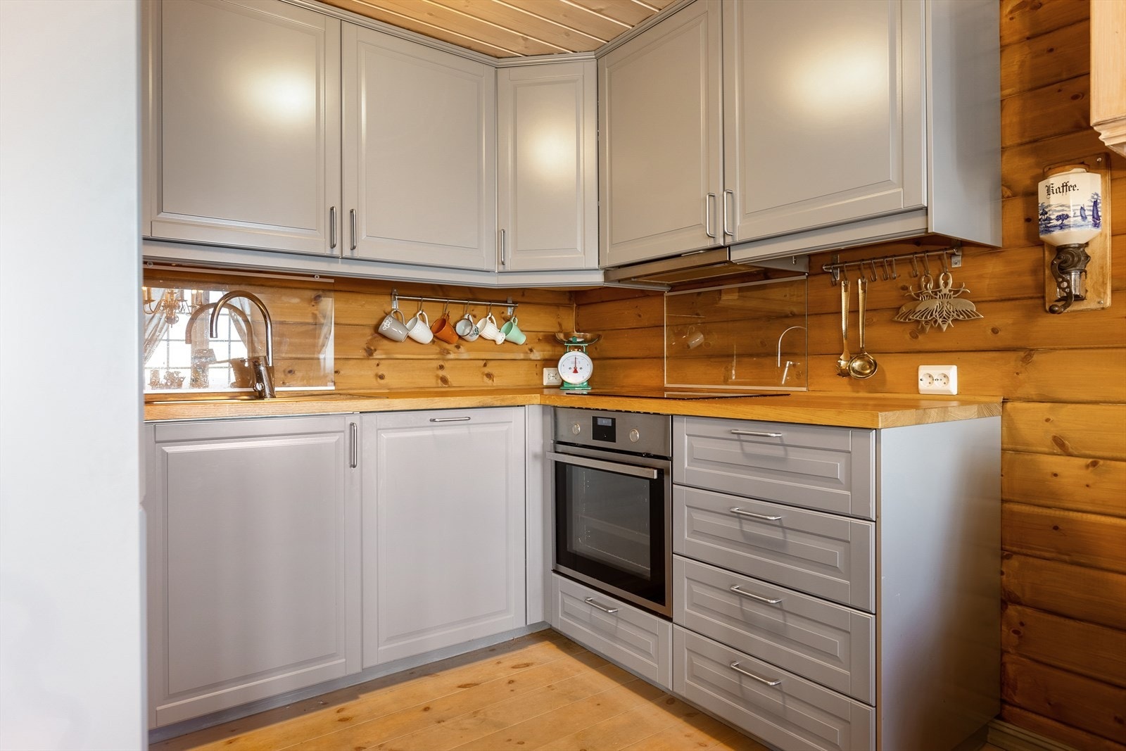 Innredningen har integrerte hvitevarer med komfyr, koketopp, ventilator, fryse/kjøleskap og oppvaskmaskin. Galleribilde