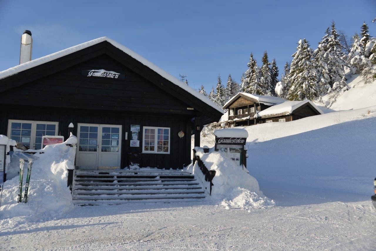 Gamlestølen Turistsenter er et populært stoppested med mange aktiviteter og gode måltider servert i hyggelige omgivelser. (foto: Gamlestølen Fjellstue) Galleribilde