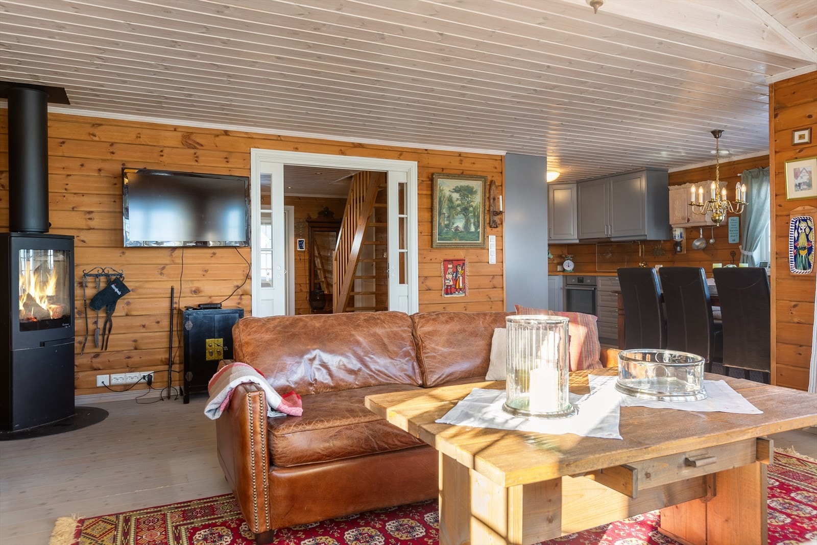 En peisovn med glassdør er en god varmekilde i rommet, og gir et fint innsyn til flammene. Galleribilde