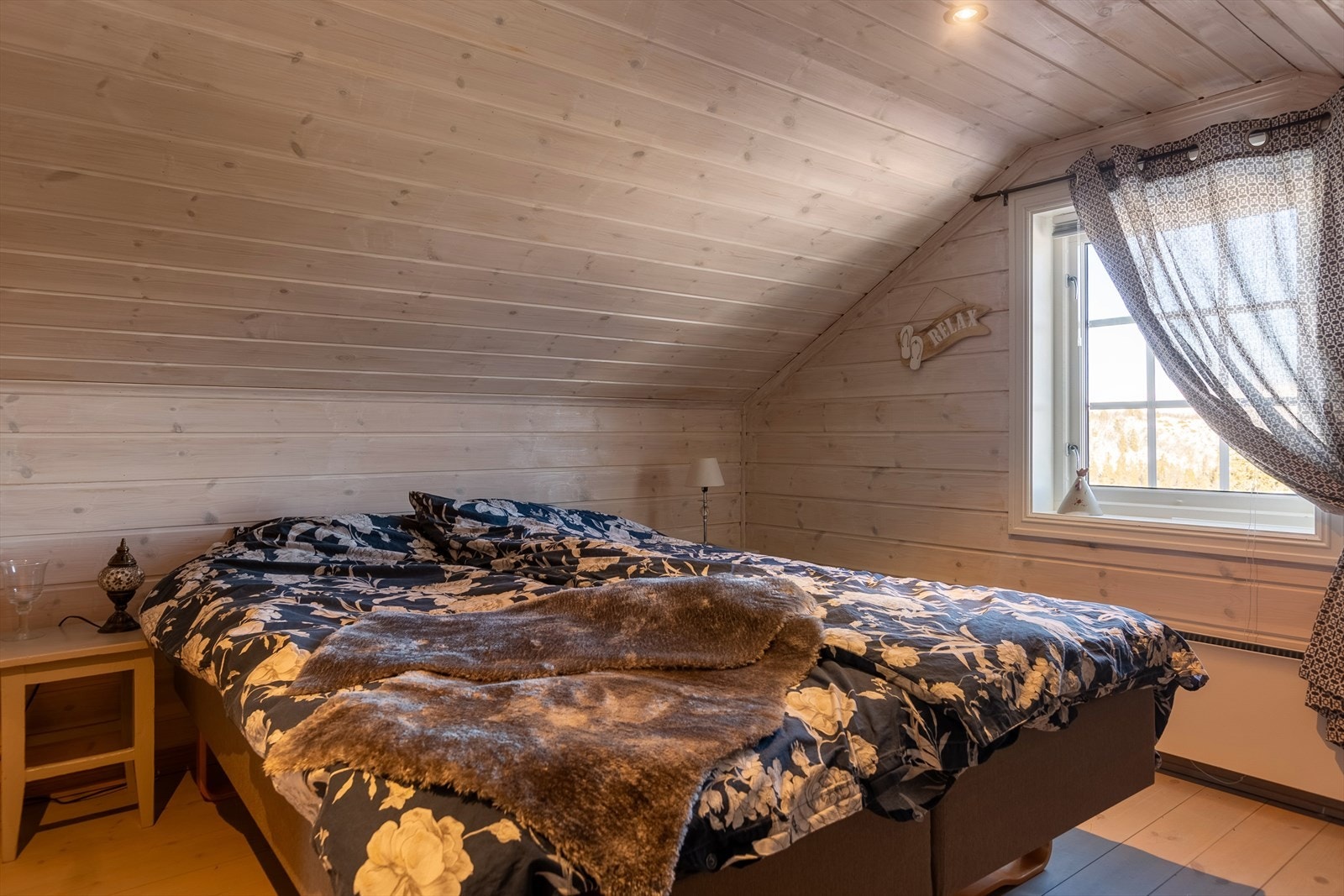 Soverommene er henholdsvis er innredet med dobbeltseng og to enkeltsenger. Soverom 3. Galleribilde