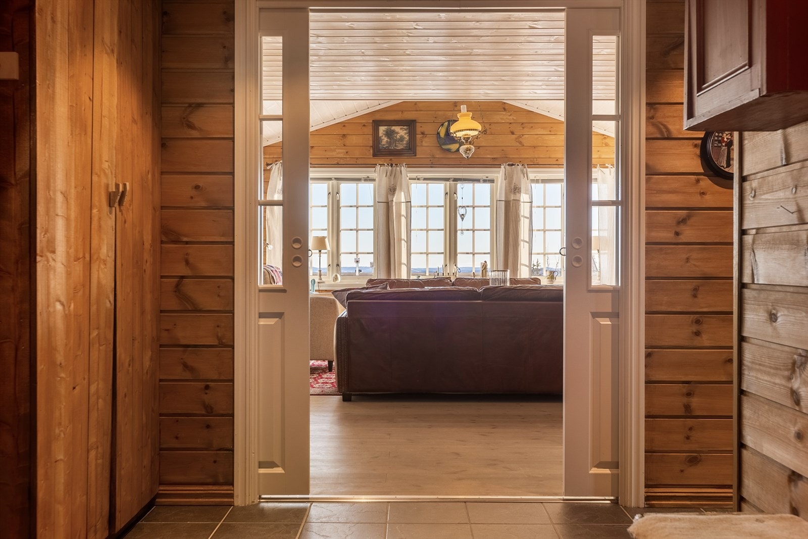 Fra det overbygde inngangspartiet kommer du inn i entré med plassbygd skap, og med god plass til det du trenger av yttertøy. Galleribilde