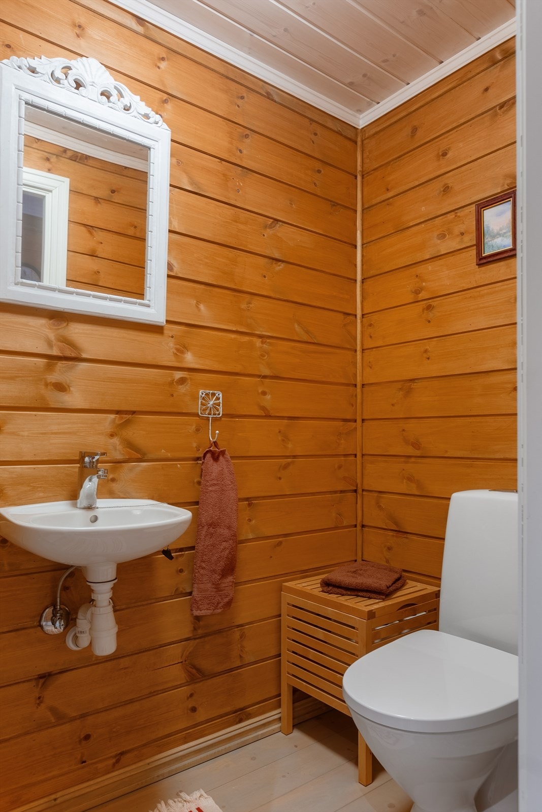 Eget toalettrom med servant og toalett. Galleribilde