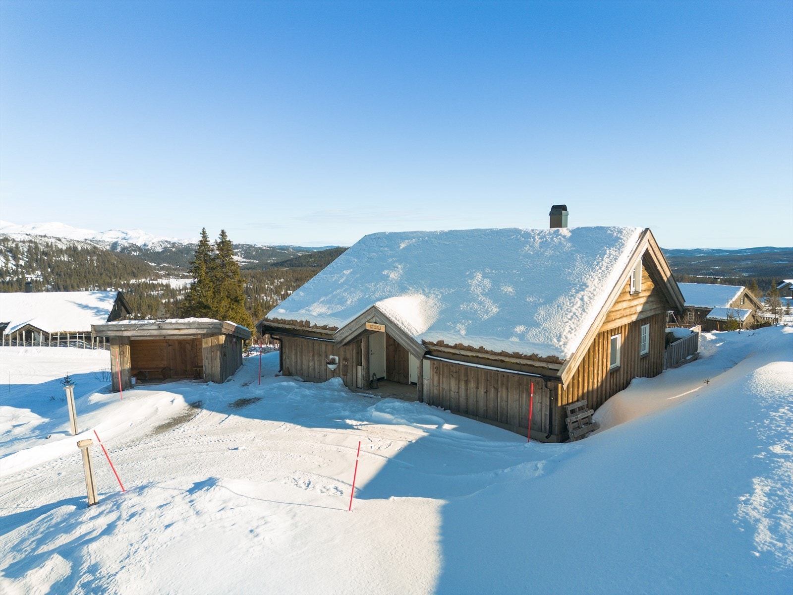 Bebyggelsen er godt vedlikeholdt og har torv på taket, noe som er både vakkert og funksjonelt. Galleribilde