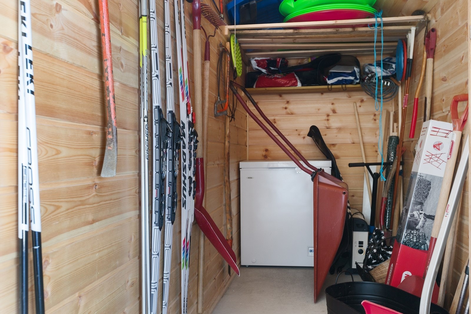 Hytta har både innendørsbod, utendørsbod og teknisk rom, slik at det er nok av oppbevaringsplass. Her fra utendørsbod. Galleribilde