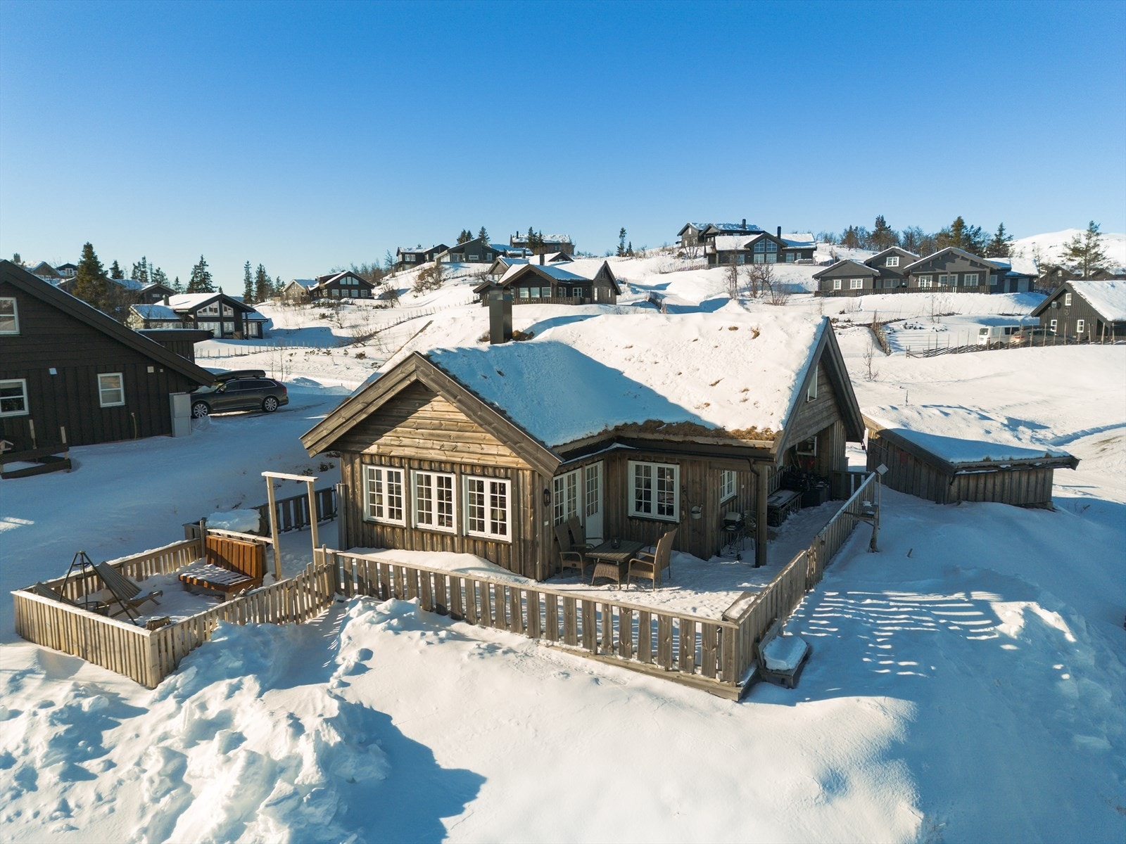 I naturskjønne omgivelser omgitt av vakkert turterreng, og med nydelig utsikt så langt øyet kan se, finner du denne fine eiendommen, ca. 990 moh. Galleribilde