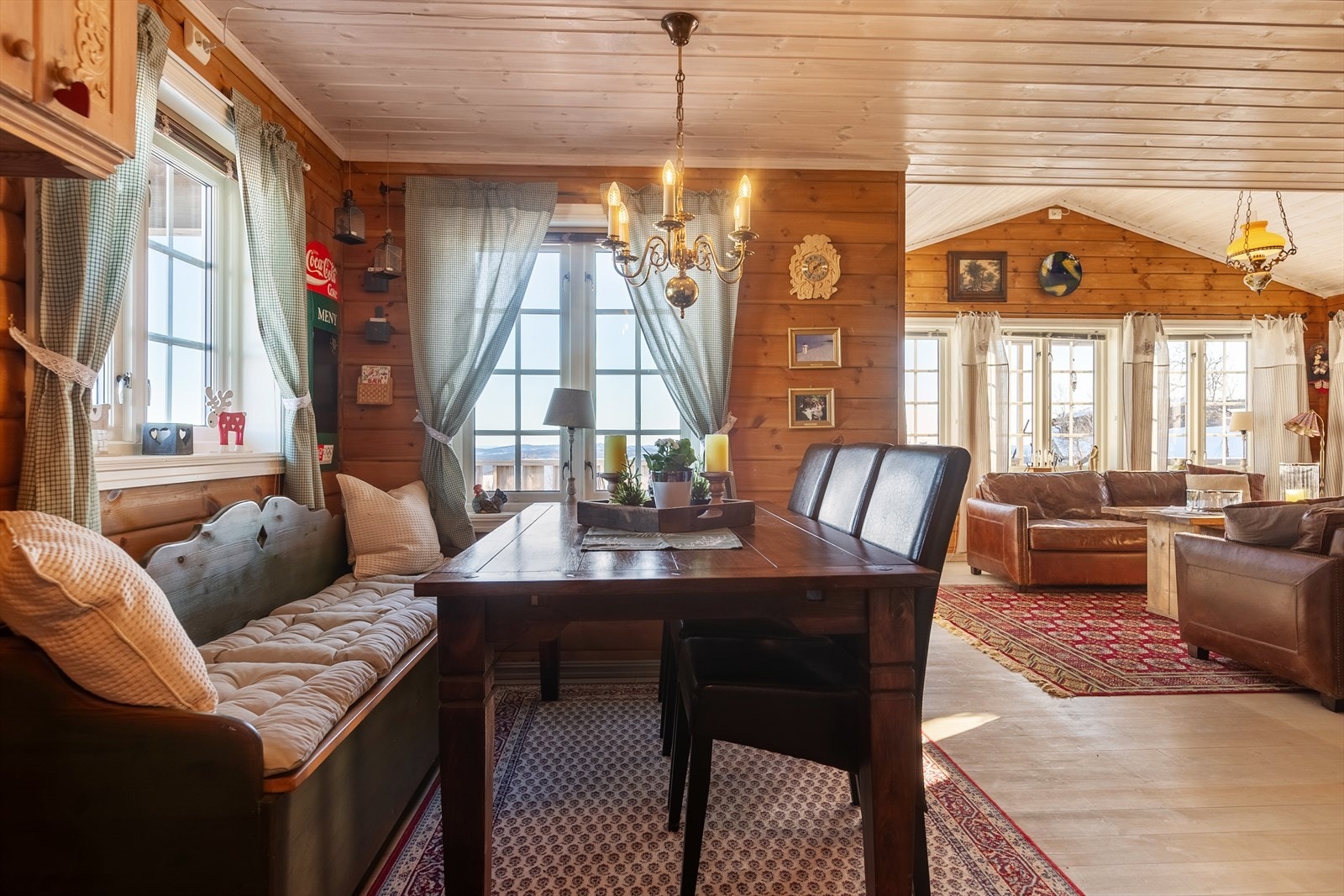 Rommet har god plass til både sofakrok og stor spisegruppe. Galleribilde