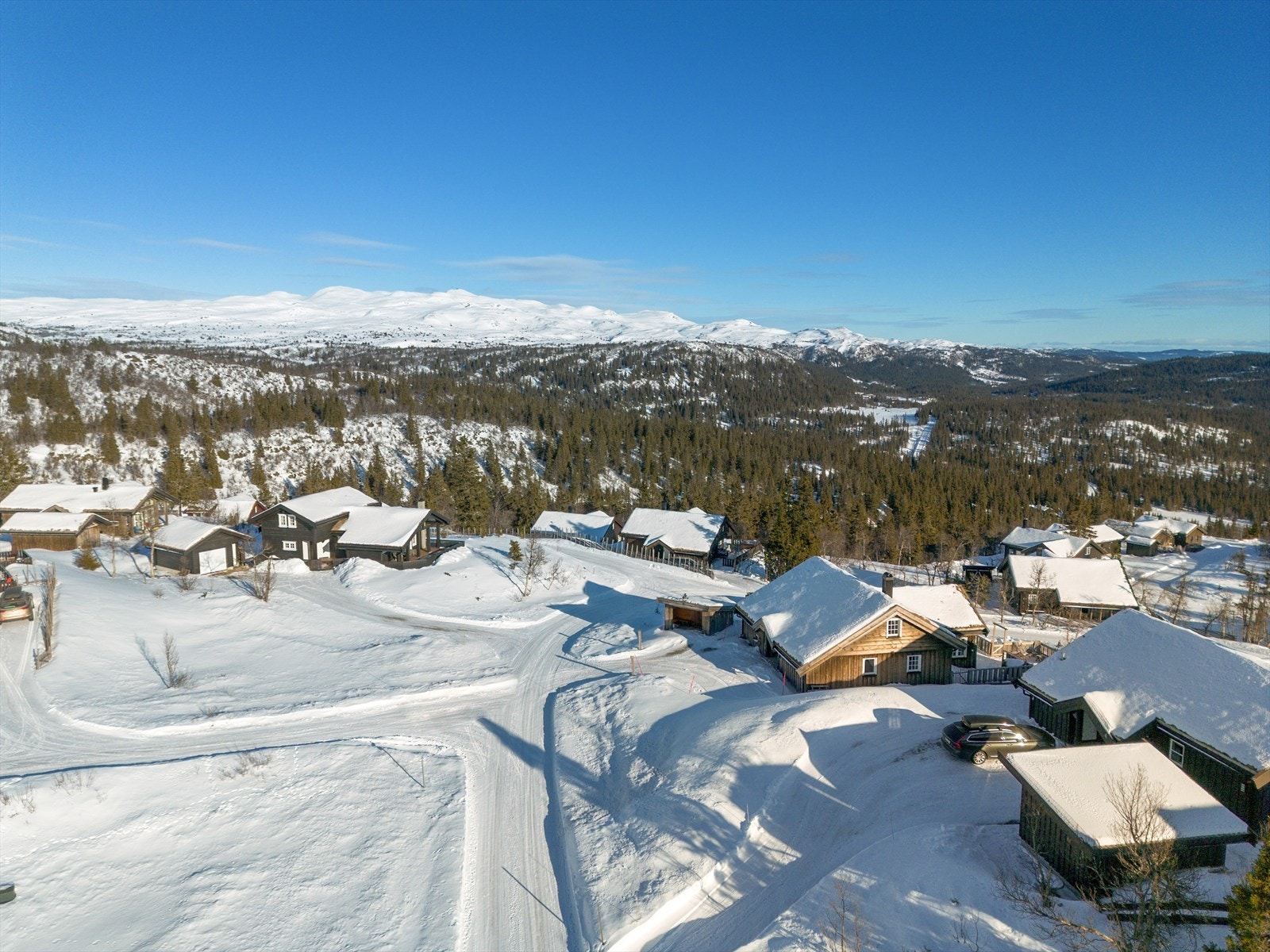 Den ligger åpent og fritt til på ei selveiertomt i et meget populært hytteområde på Gamlestølen, og er et perfekt utgangspunkt for fjellturer. Terrenget innbyr til turer både på ski, til fots og på sykkel. Galleribilde
