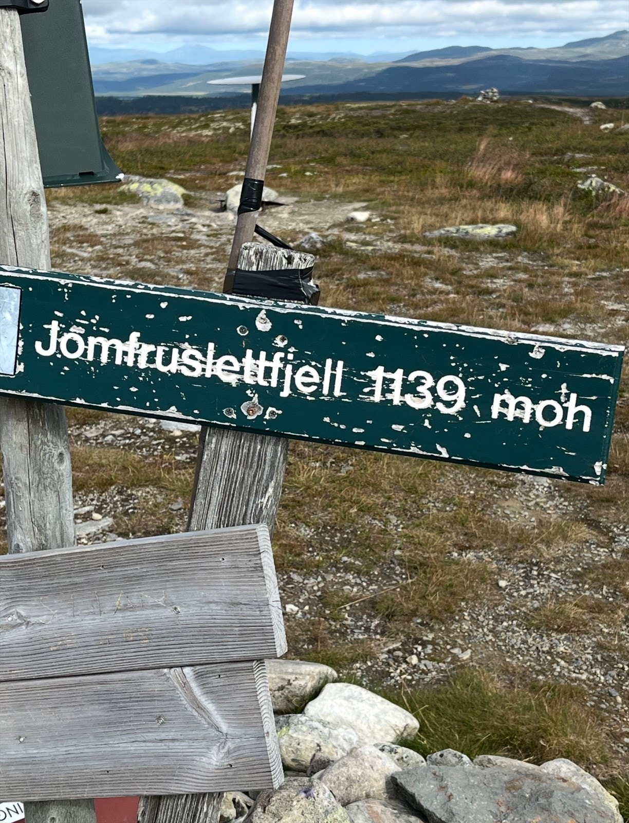 Turer opp på Jomfruslettfjell (1.139 m.o.h.) og Spåtind (1.414 m.o.h.) kan trygt anbefales (Selgers egne bilder). Galleribilde