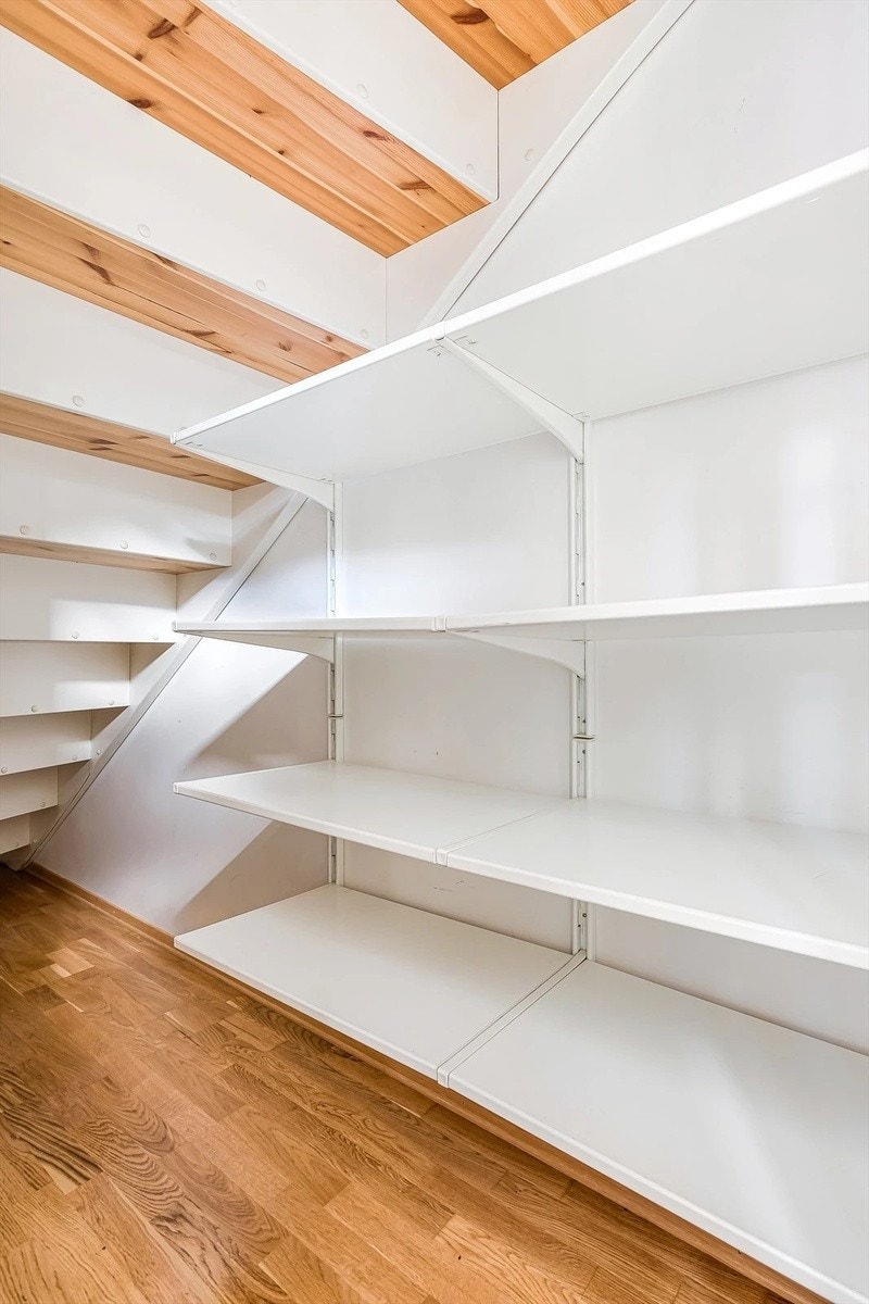 Leiligheten har gode oppbevaringsmuligheter med mye skapplass, skuffer under sengen og walk-in closet på soverommet Galleribilde