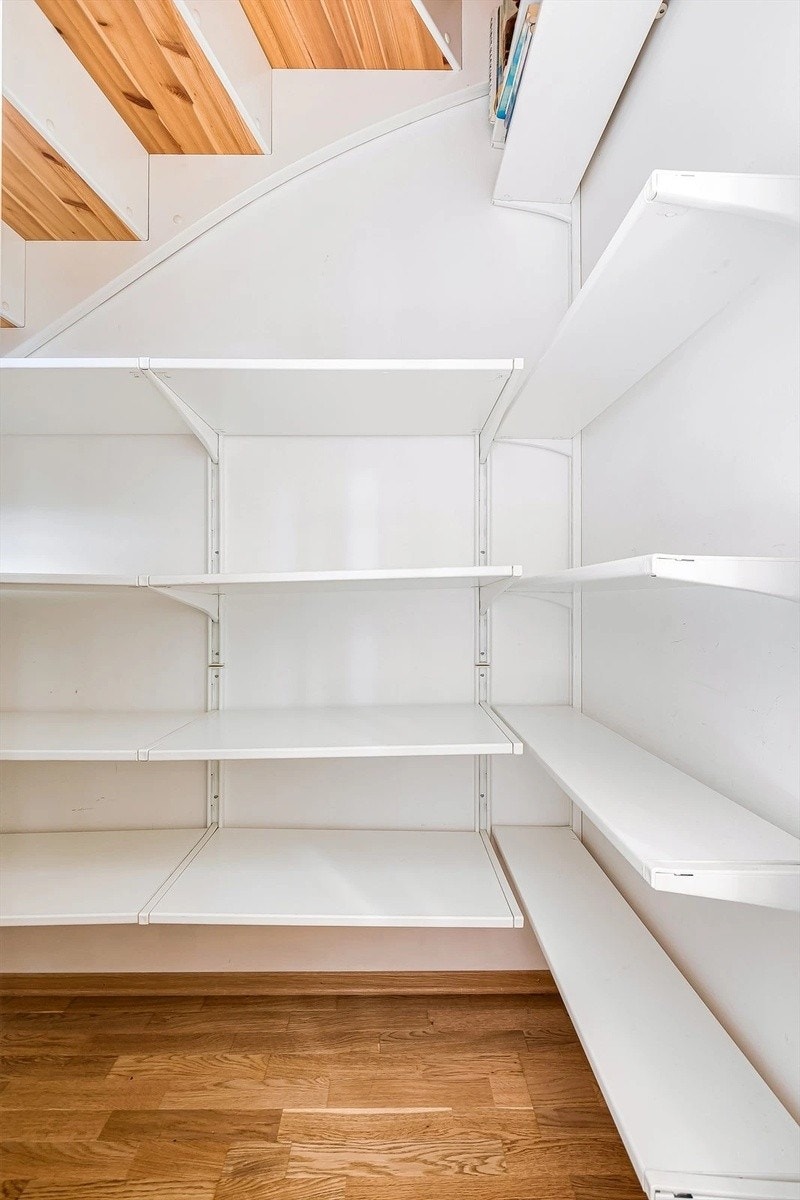 Walkin closet/bod - tilhørende soverommet Galleribilde