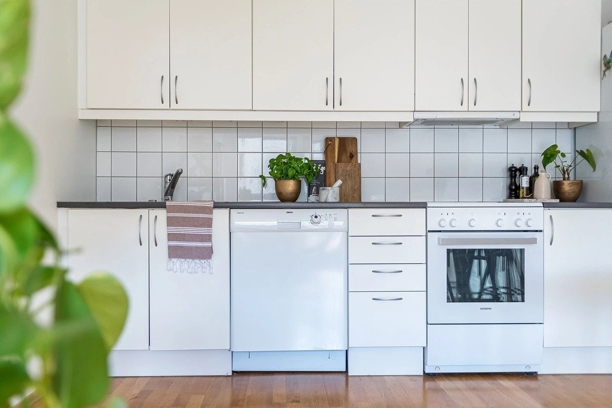 Enkelt kjøkken fullt utstyrt med alt en trenger Galleribilde