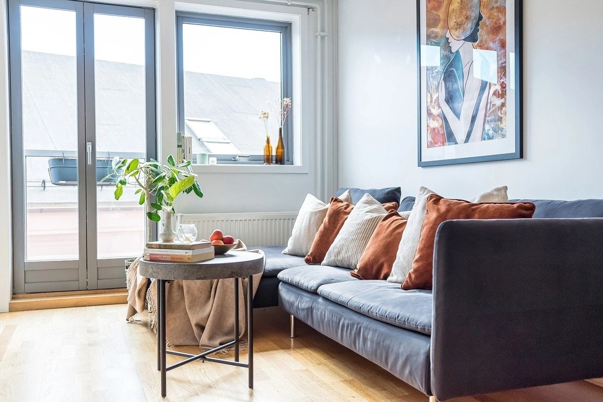 God sofa, her er det også satt inn en ekstra modul for mer plass og for å skille rommet av bedre (bilde kommer) Galleribilde