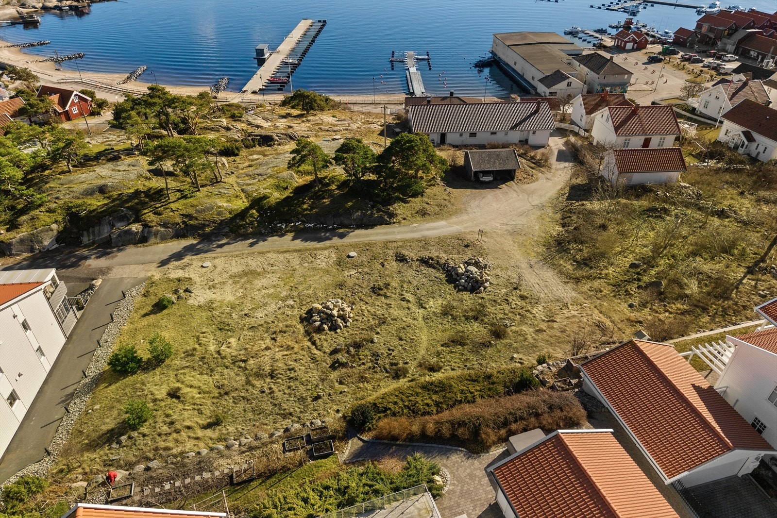 Det er gitt rammetillatelse for oppføring av enebolig. Se salgsoppgaven for ytterligere informasjon og vedlagt rammetillatelse. Galleribilde