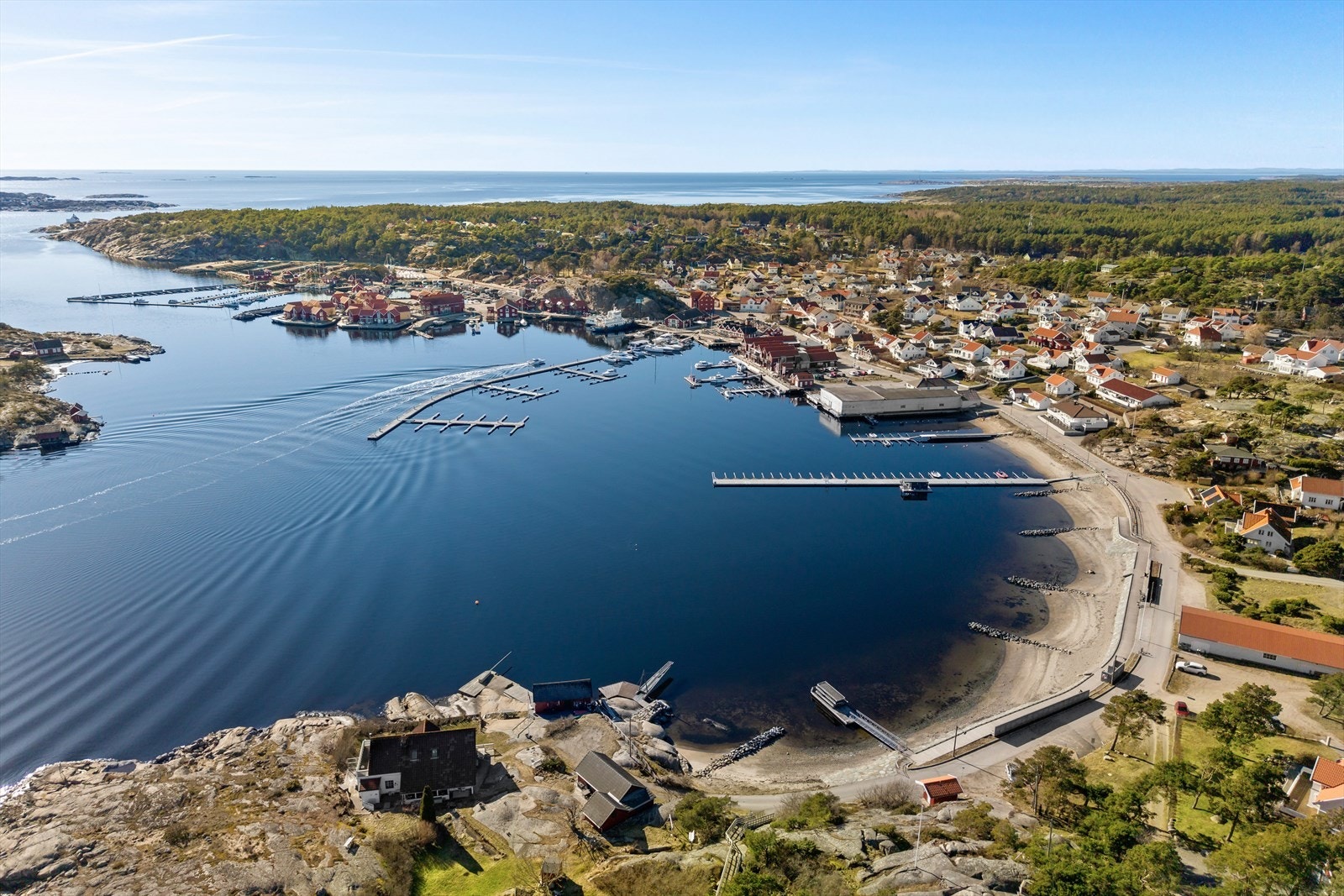 I tusleavstand fra eiendommen finner du bystranda og områdene rundt byr på flere "skjulte" sandstrender og svaberg. Galleribilde