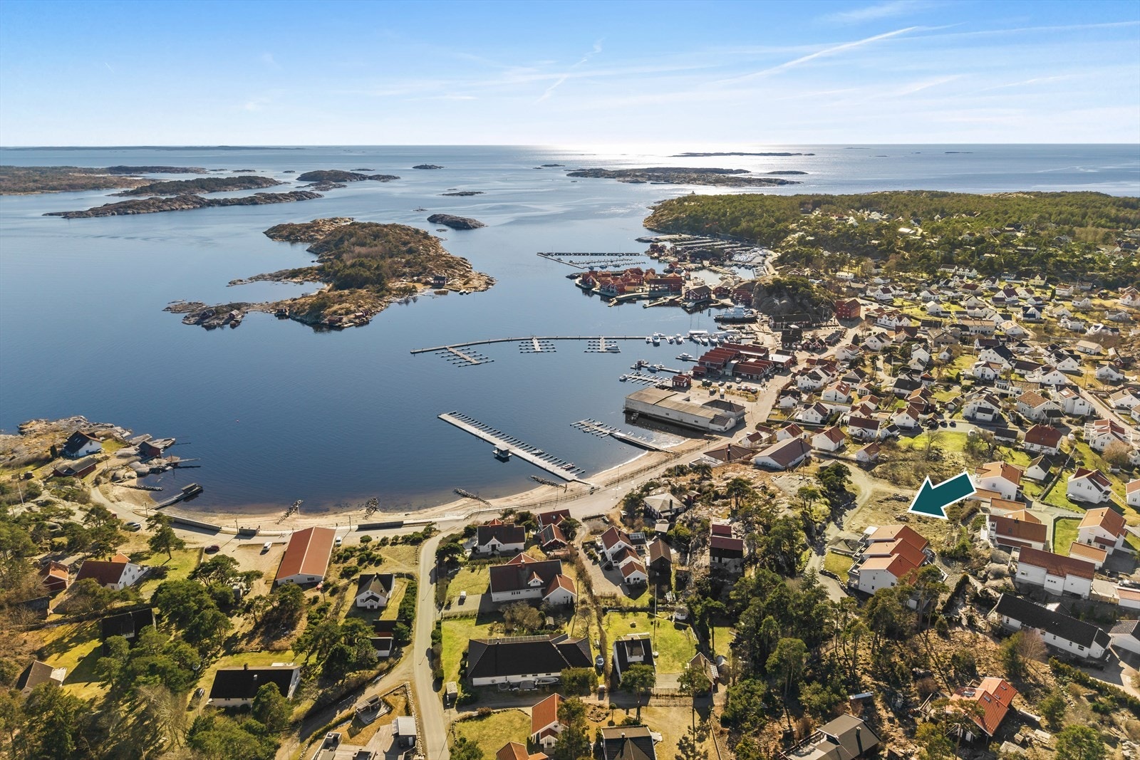Her får du en rolig og familievennlig beliggenhet med gangavstand til bl.a. dagligvarebutikker, bussholdeplass, Bystranda, båthavn og restauranter/kafeer. Galleribilde