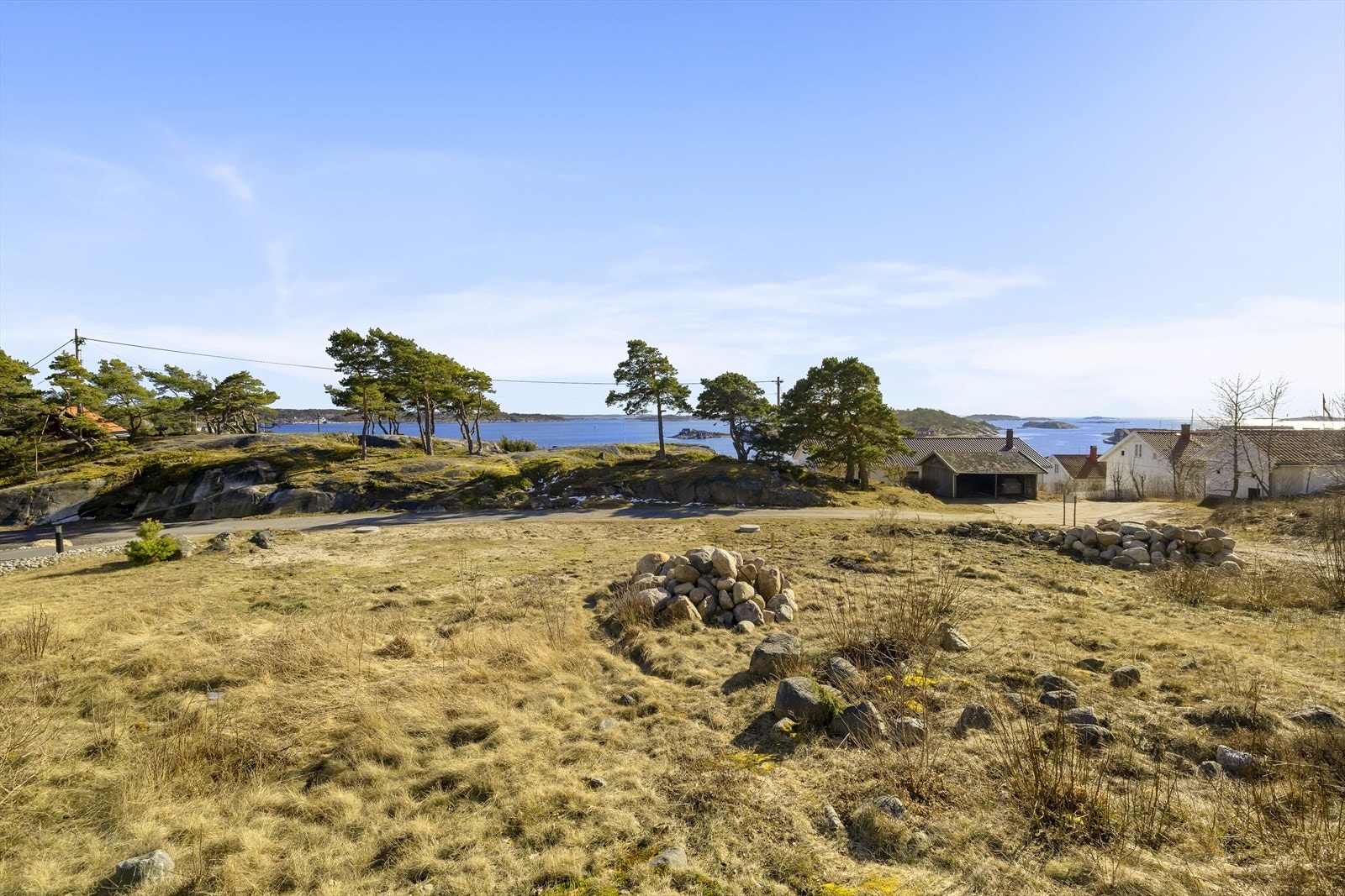 Tomten ligger i hellende sørvendt terreng, noe som gir deg gode solforhold og sjøutsikt - Det gjøres oppmerksom på at tomten foran i fremtiden kan bli bebygd. Galleribilde
