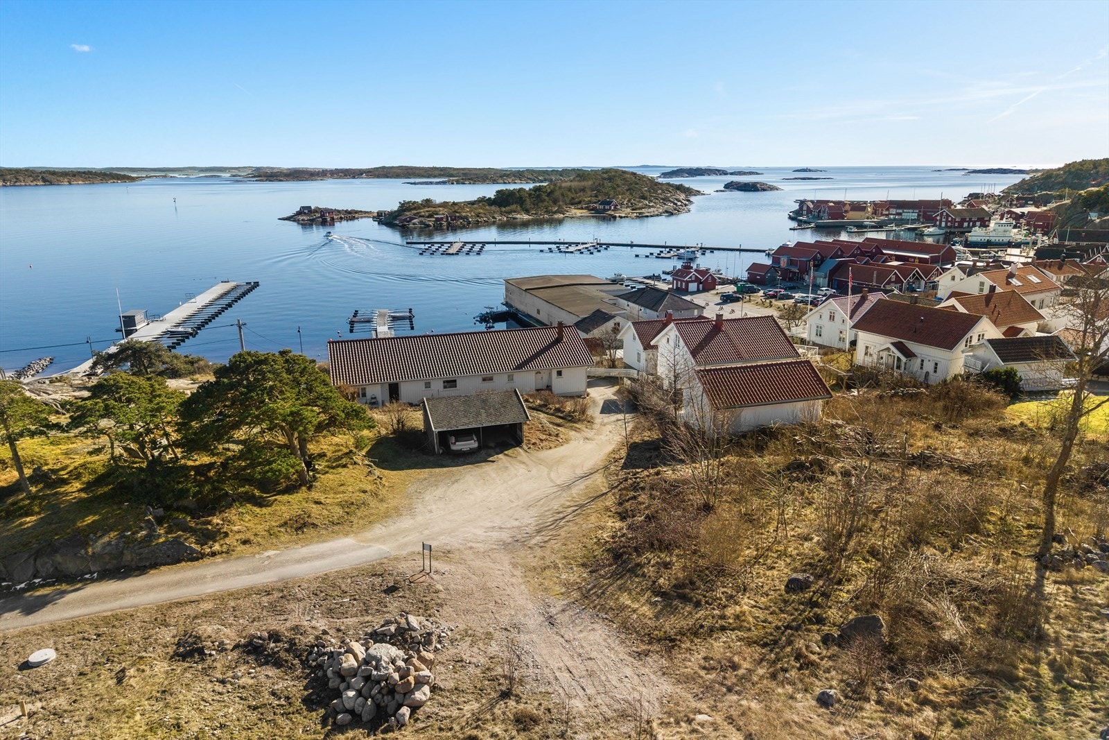 Her får du en rolig og familievennlig beliggenhet med gangavstand til bl.a. dagligvarebutikker, bussholdeplass, Bystranda, båthavn og restauranter/kafeer Galleribilde