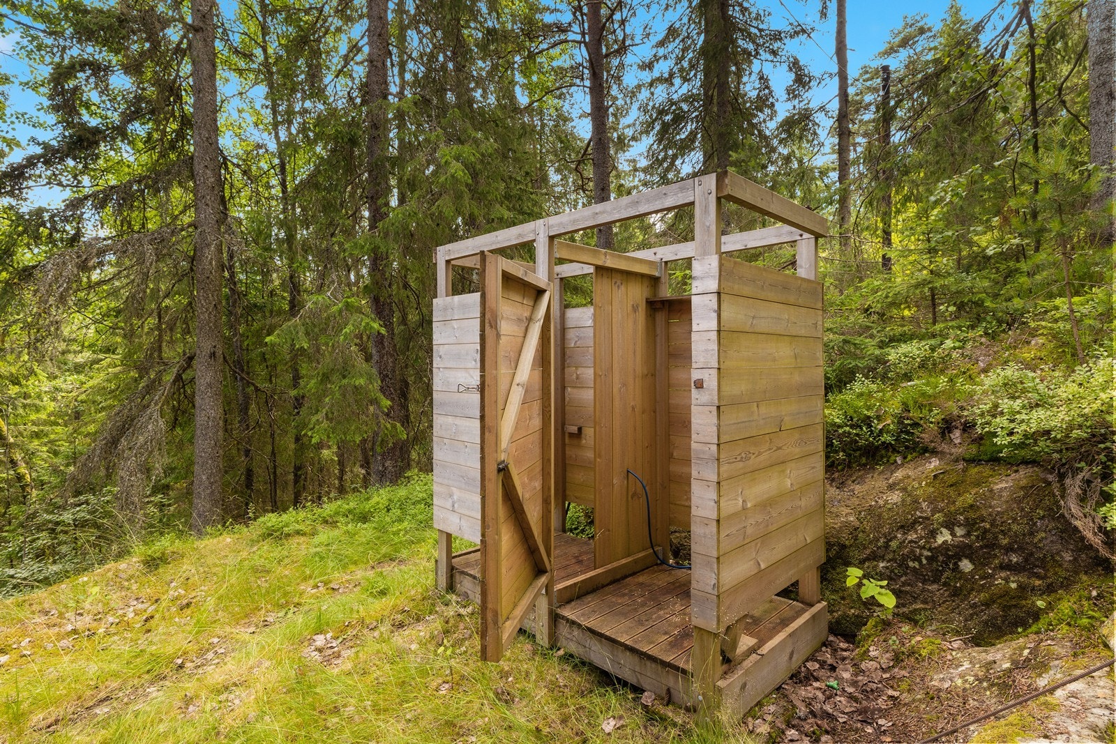 Utedusj. Hytta har strøm og innlagt sommervann. Galleribilde