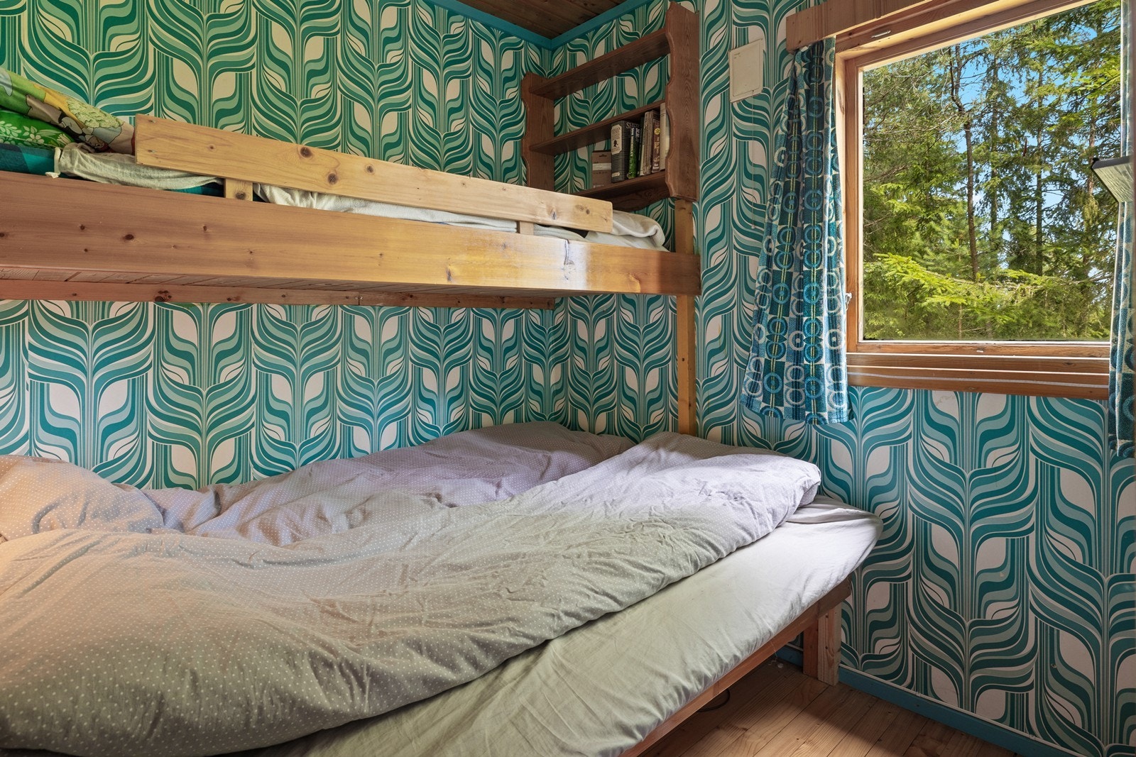 Hytta har 2 godkjente soverom. I tillegg er et satt opp et ekstra rom benyttet som soverom i dagens løsning. Galleribilde