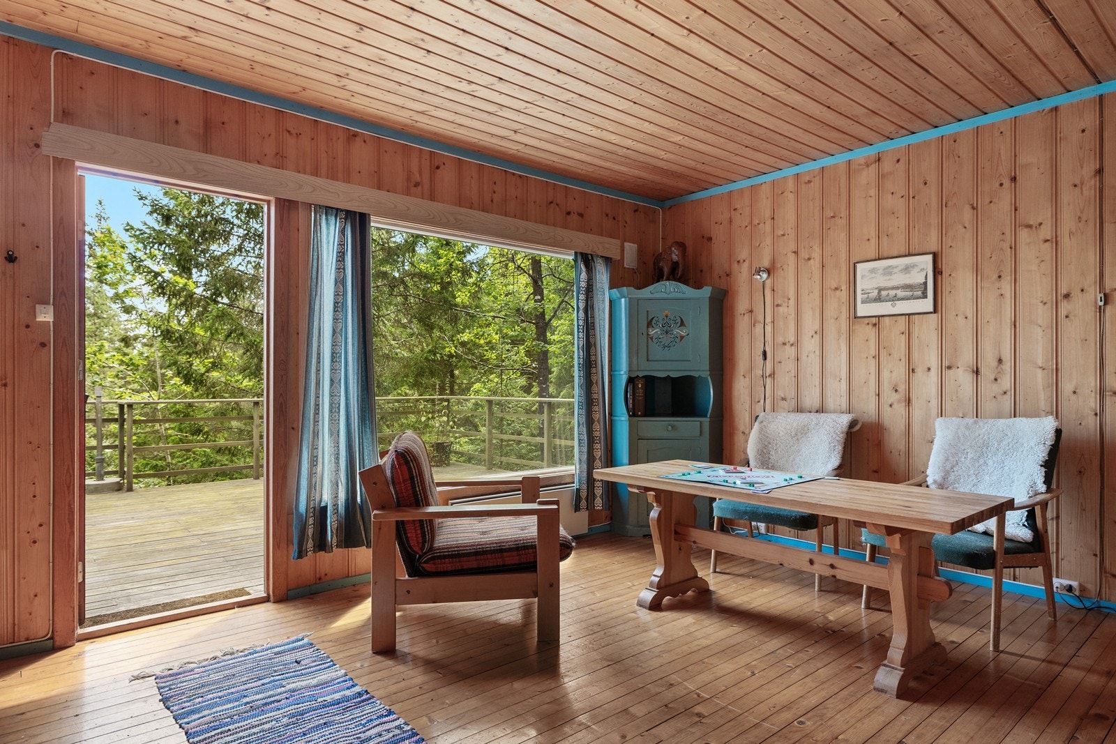 Fritidsboligen er på 1 751m² og ligger usjenert omringet av grønn natur. Galleribilde