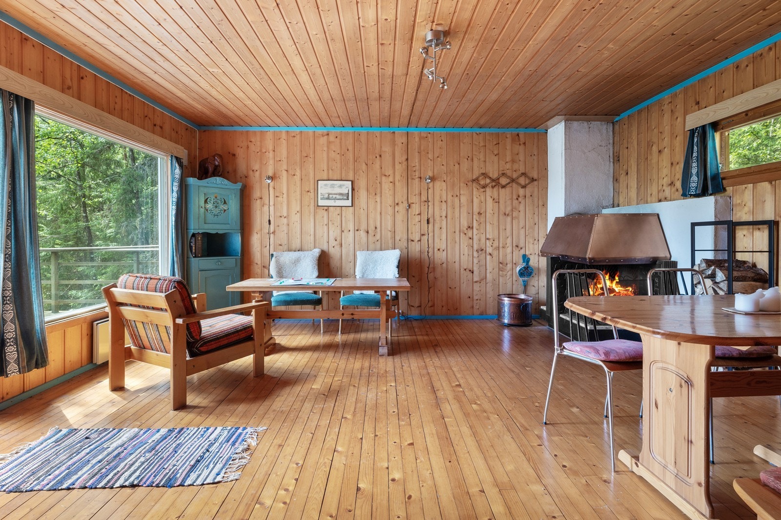 Stuen ligger forbi kjøkkenet med plass til spisebord i tillegg til sofaløsning. På gulv er det heltre gulvbord og furu på vegger. Galleribilde