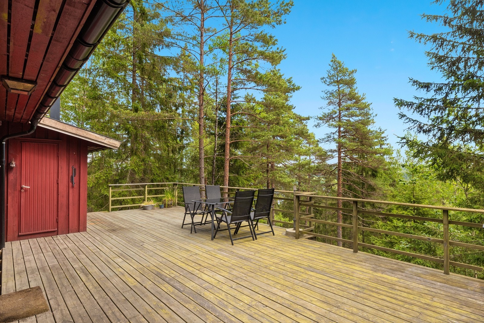 Terrassen er på hele 46 kvm. Her er det god plass til flere sittegrupper, ønsket beplantning og grill. Galleribilde