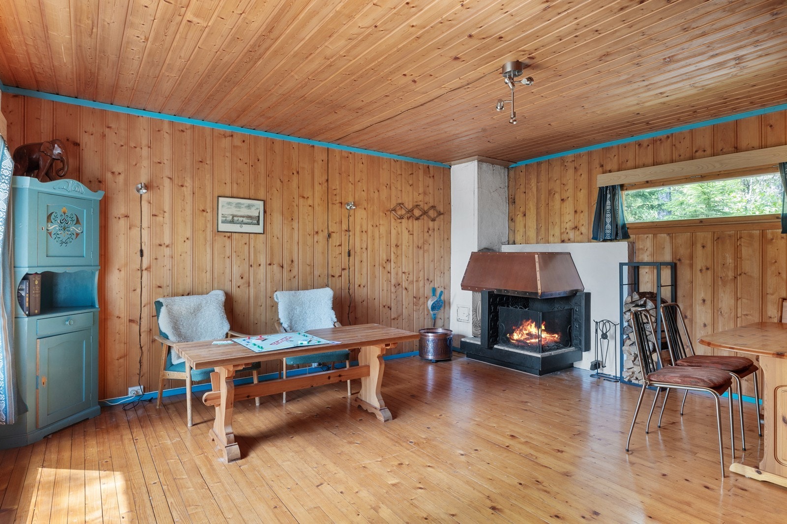 Det er installert en åpen peis i stuen. Galleribilde