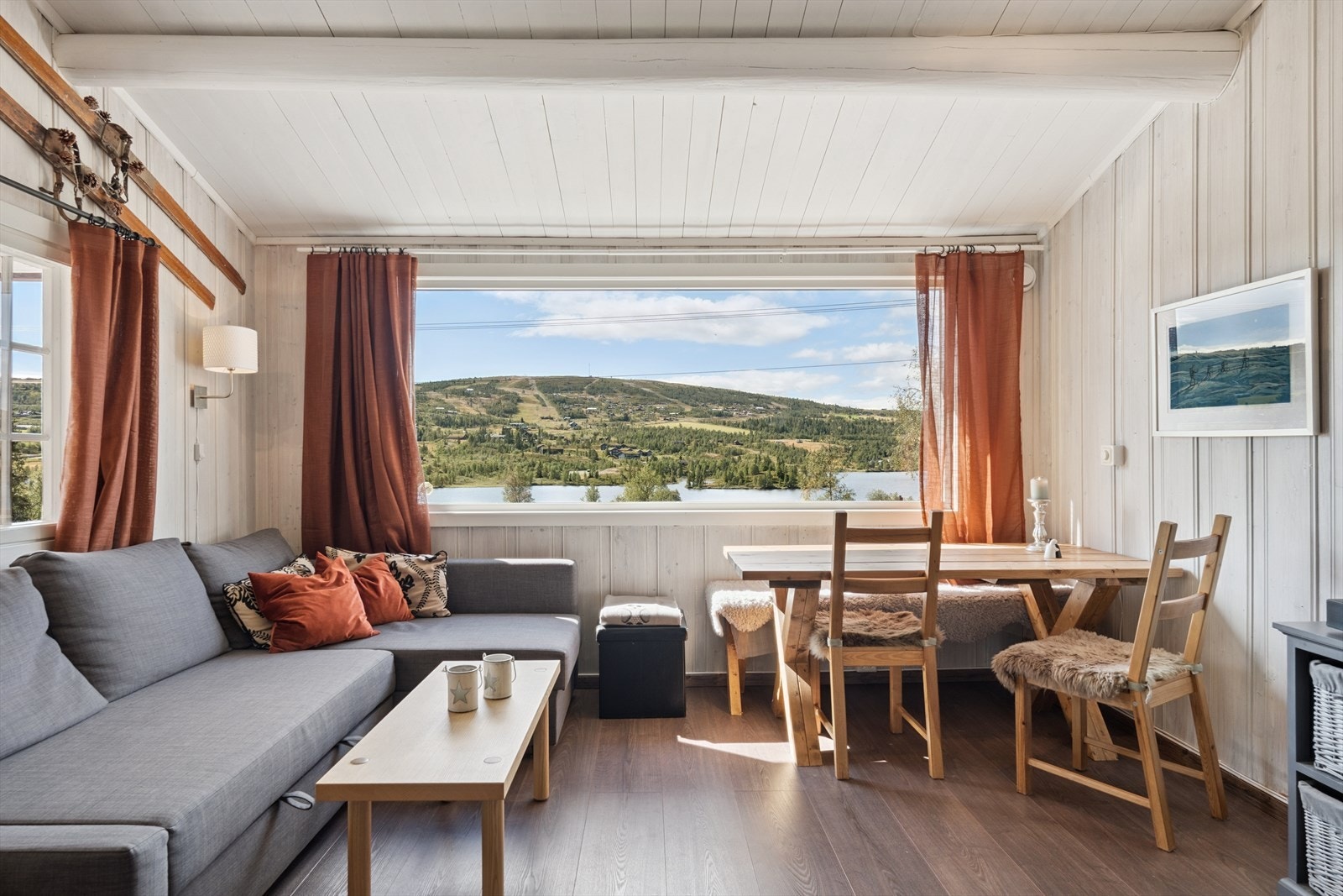 Den rausta himlingen med synlige åser, og de store vindusflatene, gir en god og luftig romfølelse. Galleribilde