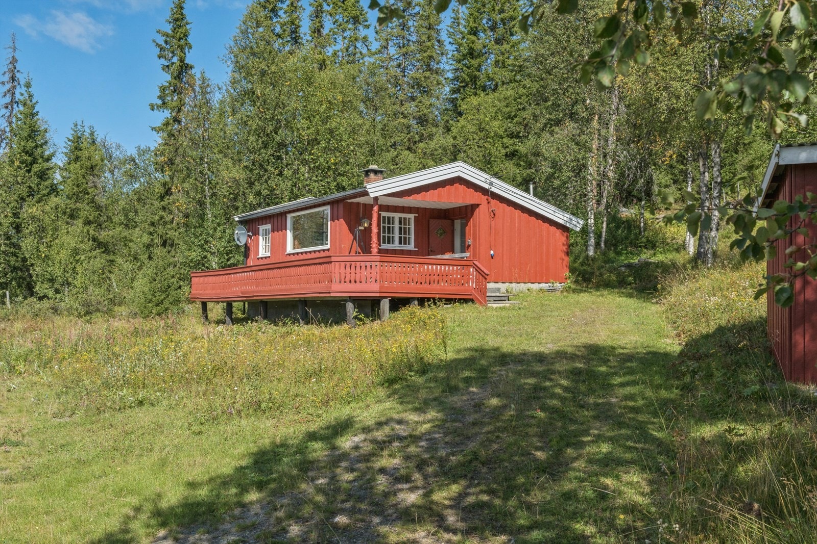 Fra eiendommen er det umiddelbar nærhet til turterreng både sommer og vinter. Hytta har gode solforhold og fin utsikt. Galleribilde