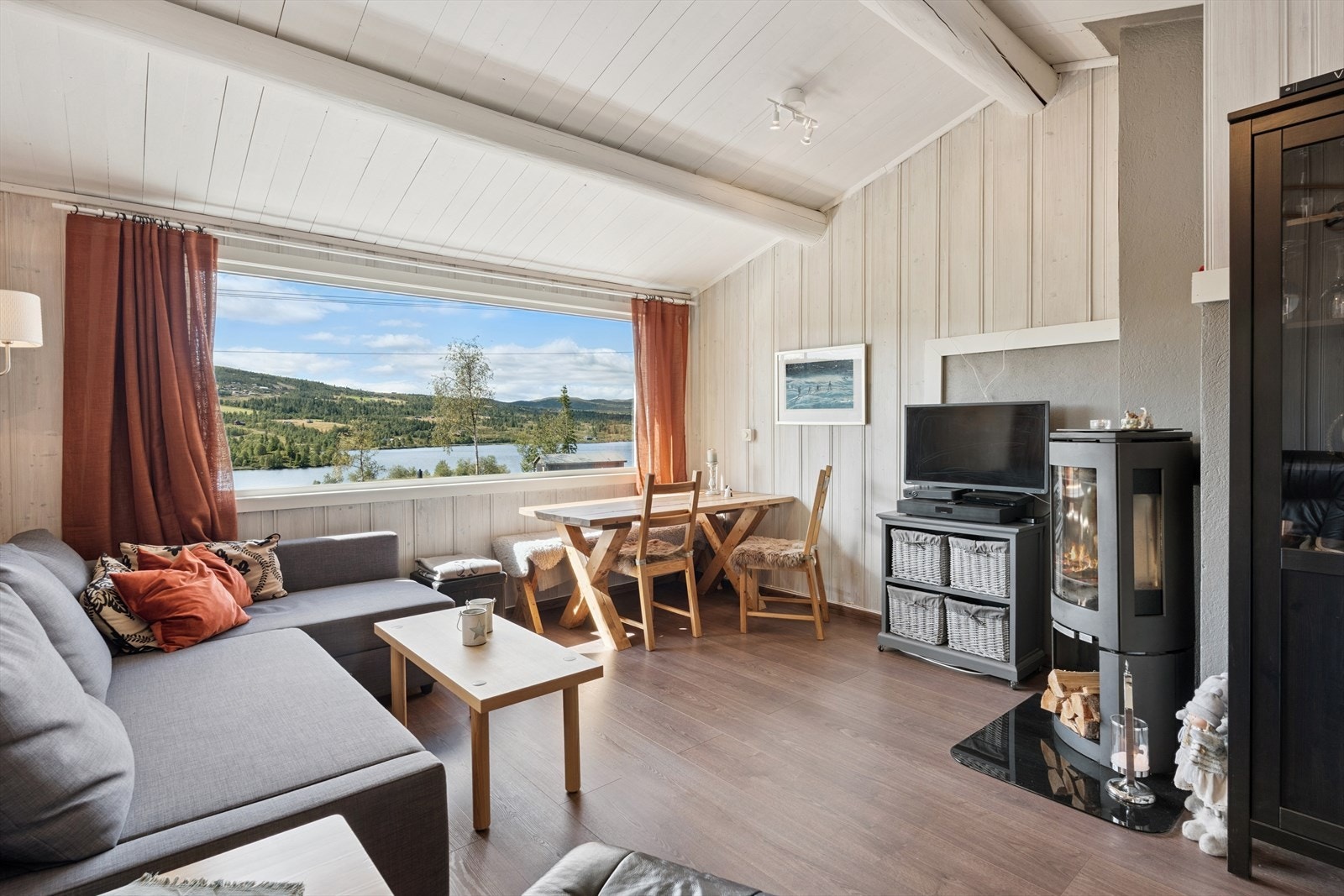 Lys og hyggelig stue, med dels malte, dels beiset overflater. Galleribilde