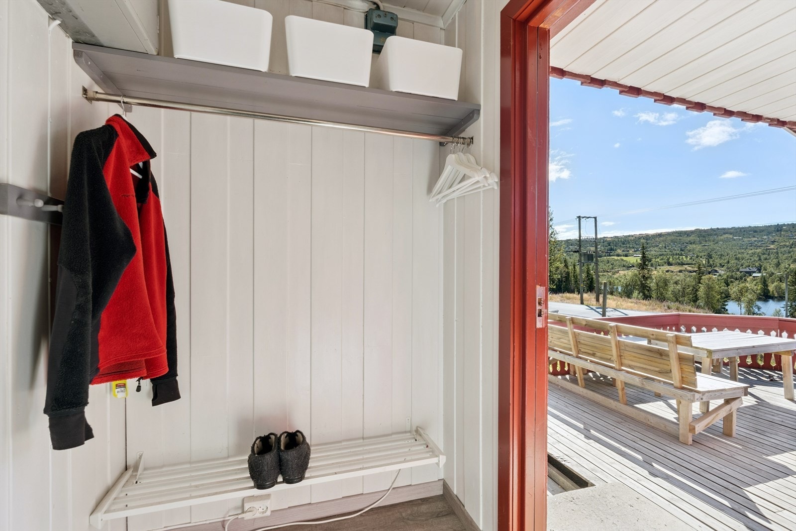 Velkommen inn! Entré med plass for å henge fra seg yttertøyet. Galleribilde