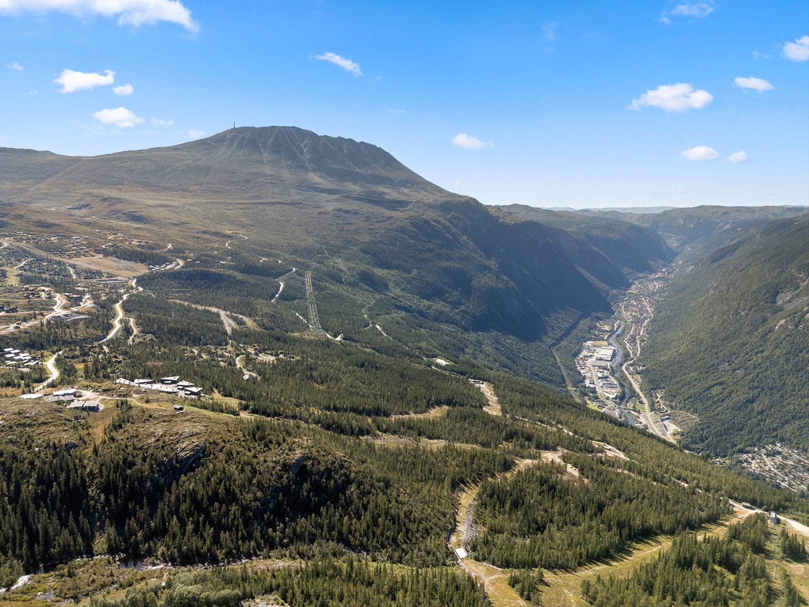 I tillegg kan du spille padel, minigolf eller discgolf. Ellers er det utleie av sykler med og uten elmotor så du enkelt kommer deg langt ut på fjellet Galleribilde