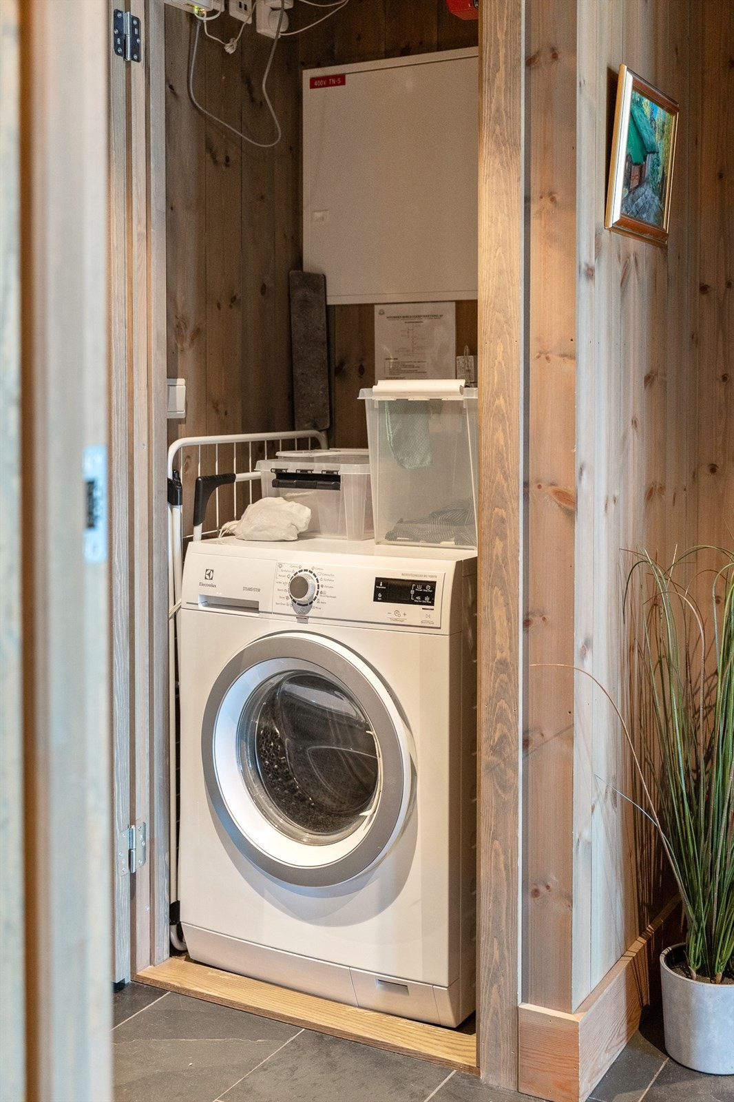 Teknisk rom med sikringsskap og opplegg for vaskemaskin Galleribilde