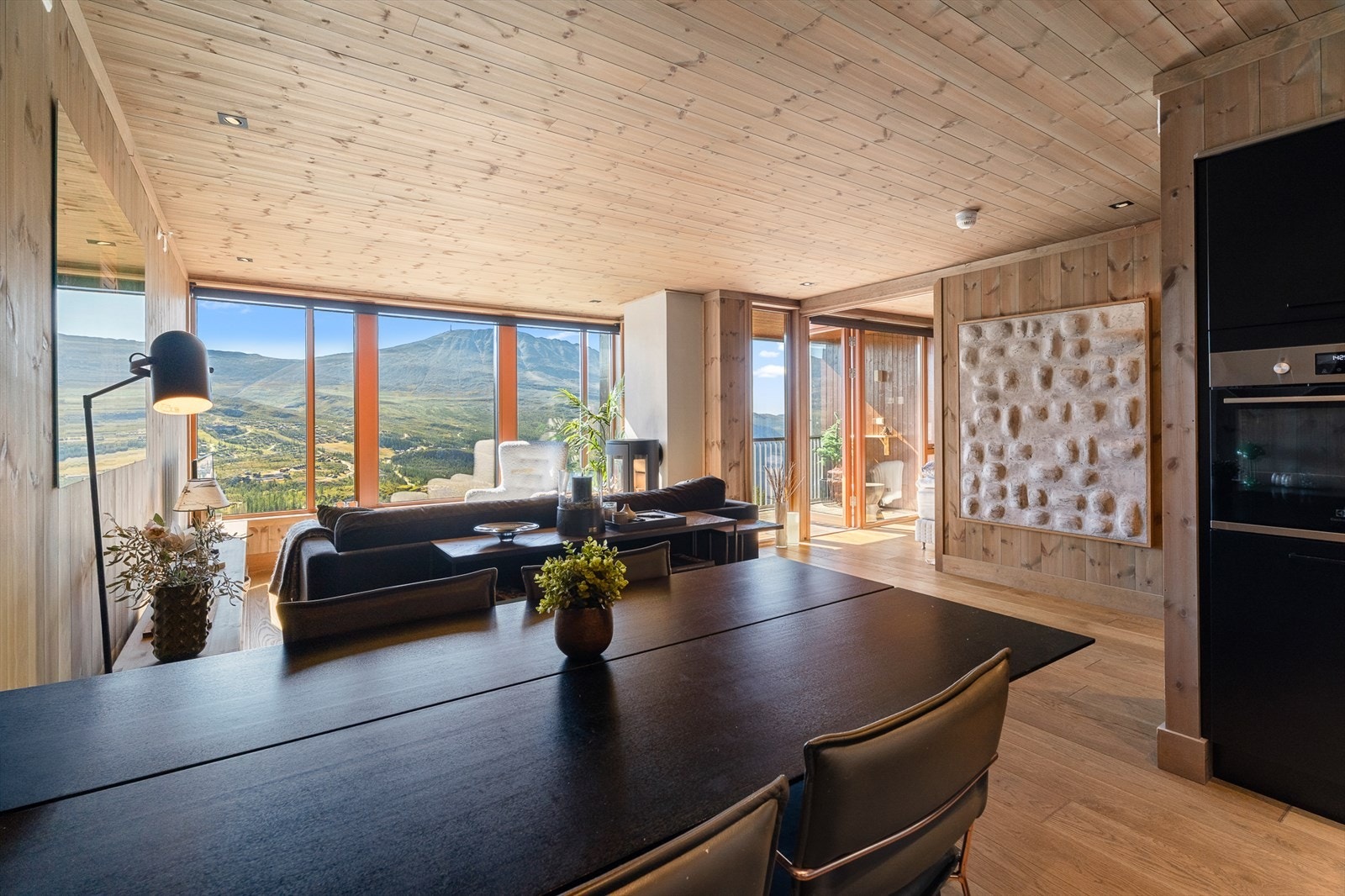 Sosial sone med plass til både sofagruppe og spisebord - perfekt for lange kvelder Galleribilde