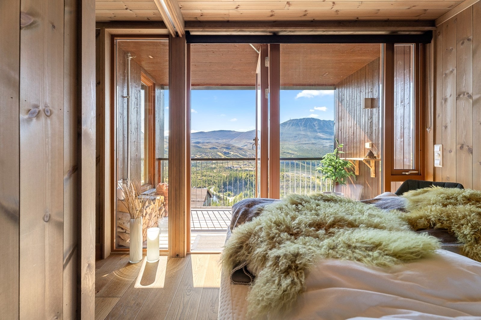 Her våkner du opp til en fantastisk utsikt utover Gaustatoppen og fjellheimen rundt Galleribilde